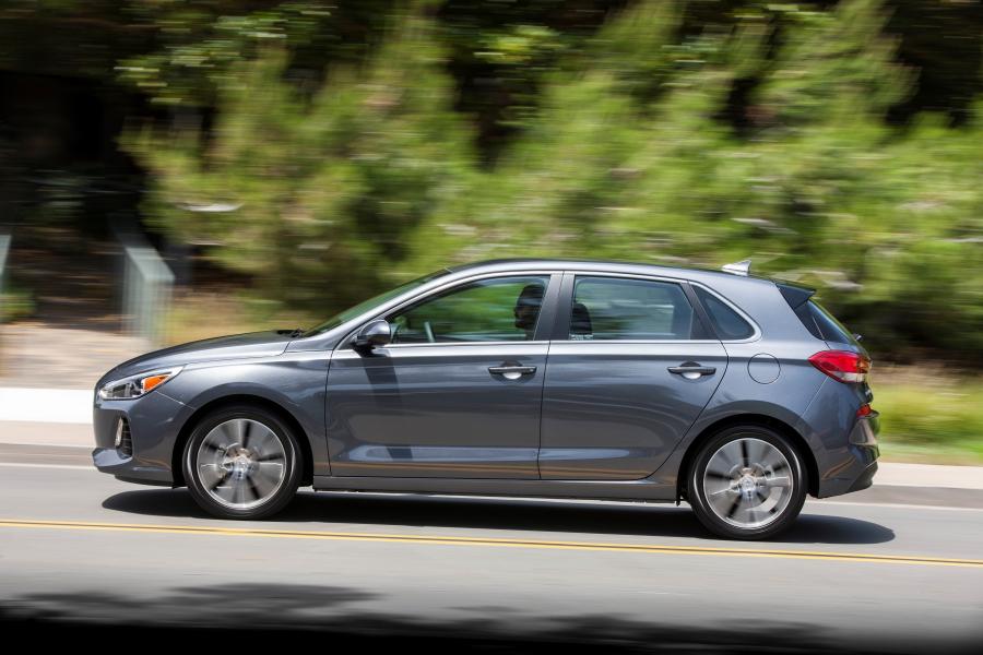  Hyundai Elantra GT 2017 года  (фото 13 из 16)